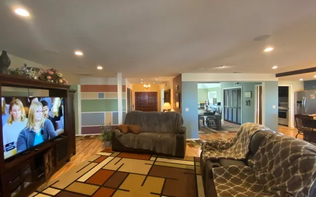 Second living area with sofas opening onto the dining room